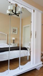 a bedroom with a bed and a large mirror at Pensiunea Groza in Târgu Jiu +31 photos