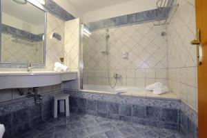 A bathroom at Sporthotel Podersdorf