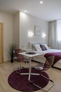 - une chambre avec un lit, une table et des chaises dans l'établissement Raugyklos apartamentai, à Vilnius