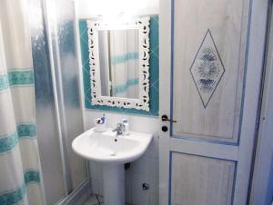 a bathroom with a sink and a mirror at villino Bougainville in Palau