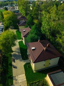 Vue de tête d'une rangée de maisons avec toits dans l'établissement L26 Łopuszańska, à Varsovie