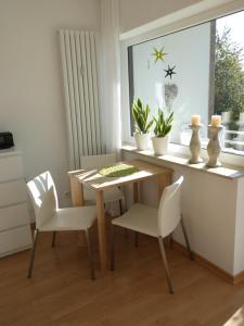 a dining room with a table and chairs and a window at Gräftenblick in Münster