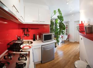 Virtuvė arba virtuvėlė apgyvendinimo įstaigoje Hibiscus Apartment