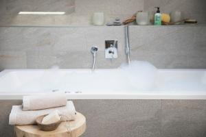 - Baño con bañera y mesa con toallas en Schweizerhaus, en Alpirsbach