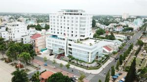 an overhead view of a city with a large white building at Khách sạn Sài Gòn Vĩnh Long in Vĩnh Long