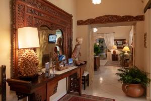un soggiorno con un grande specchio e un tavolo di Hotel Simius Playa a Villasimius