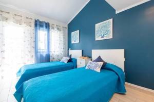 Posteľ alebo postele v izbe v ubytovaní Lidia & Paco Home two bedrooms beachfront
