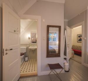 un bagno con lavandino e specchio di Arctic Garden a Lødingen