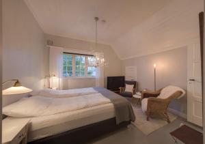una camera da letto con un letto grande e una finestra di Arctic Garden a Lødingen
