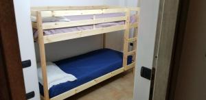 オルビアにあるCasa vacanze mareの二段ベッド2組が備わる客室です。