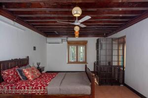 Ένα ή περισσότερα κρεβάτια σε δωμάτιο στο Kunnampath Heritage Nalukettu