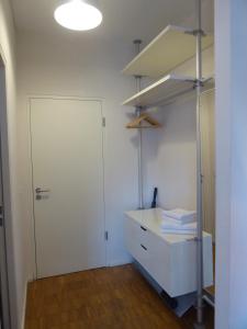 um armário com um armário branco e uma porta em Apartments Am Friedrichshain em Berlim