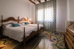 Un dormitorio con una cama grande y una ventana en Casa rural El Ralenco, en Lécera