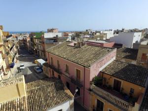 z góry widok na miasto z budynkami w obiekcie Esagono Monello w mieście Avola