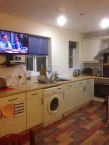 Dapur atau dapur kecil di En-Suite Room Stay Bangor +8 gambar