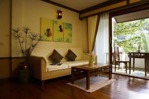 Ein Sitzbereich in der Unterkunft Salad Buri Resort- SHA Extra Plus
