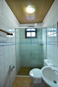 a bathroom with a toilet and a sink at Pousada Tanto Mar in Arraial do Cabo