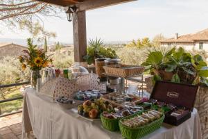 un tavolo con frutta e verdura in cima di Country House Tre Esse ad Assisi