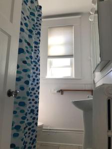 Bathroom sa Bright, Clean, Private. In the Heart of Downtown! Parking, Wi-Fi and Netflix included
