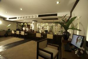 ein Restaurant mit einer Bar mit Menschen im Hintergrund in der Unterkunft Salad Buri Resort- SHA Extra Plus in Salad Beach