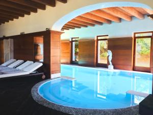 a swimming pool with a man in it at Villa Las Tronas Hotel & SPA in Alghero