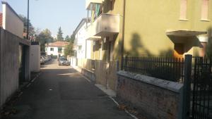 eine Gasse mit einem Zaun neben einem Gebäude in der Unterkunft Aganoor in Padua