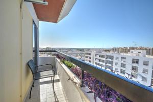 uma varanda com um banco e vista para a cidade em In Faro with Sea View em Faro