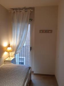 ムルシアにあるAnandaのベッドルーム(ベッド1台、窓付)