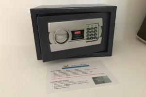 um micro-ondas sentado em cima de um papel em In Faro with Sea View em Faro