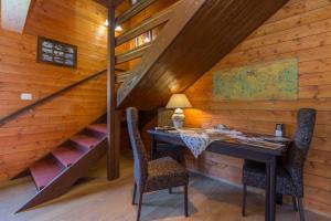 una sala da pranzo con tavolo e sedie in una cabina di Boutique B&B Japodi a Mrkopalj Altre 29 foto