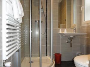 La salle de bains est pourvue d'une douche et d'un lavabo. dans l'établissement Hotel Le Croiseur Ginette Intra Muros, à Saint-Malo