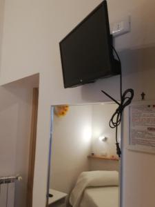 A television and/or entertainment centre at Il lago del Mugello B&B
