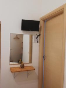A television and/or entertainment centre at Il lago del Mugello B&B