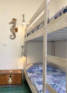 ドンナルカータにあるAntica dimora di pescatoriのベッドルーム1室(二段ベッド付)が備わります。