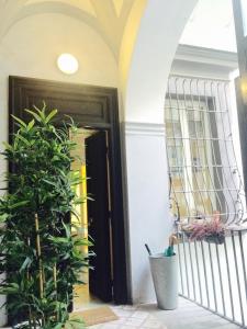ナポリにあるIn Solitariaの鉢植え2本の廊下