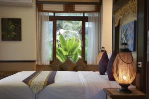 Ein Bett oder Betten in einem Zimmer der Unterkunft Salad Buri Resort- SHA Extra Plus