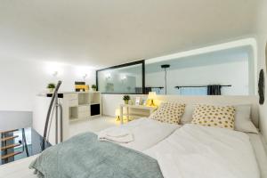 ブダペストにあるStylish Suite WestEndのベッドルーム(白いベッド1台、大きな窓付)