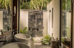 Koupelna v ubytování Anantara Quy Nhon Villas + 31 fotografií