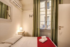 Postel nebo postele na pokoji v ubytování Guest House o Affittacamere La Civetta di Trastevere B