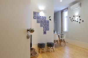 Habitación con puerta y mesa con taburetes en Sunday - Alda's Vintage Apartments with Free Parking en Oporto