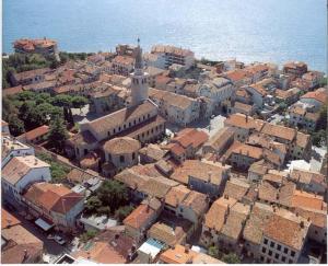 an aerial view of a town next to the ocean at Residence Viale del Sole in Grado