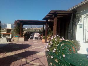 patio con tavolo, sedie e pergolato di Beautiful Benissa Views a Benissa