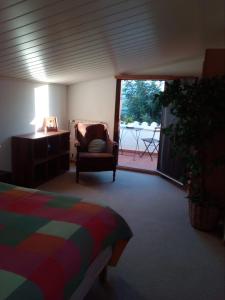 ベニッサにあるBeautiful Benissa Viewsのベッドルーム(ベッド1台、椅子1脚、バルコニー付)