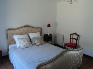 サント・マリー・デュ・モンにある3 Rue des Cauxのベッドルーム1室(枕2つ、椅子付)
