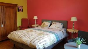 1 dormitorio con 1 cama y 2 mesitas de noche en B&B Au Jardin Fleuri, en Marche-en-Famenne