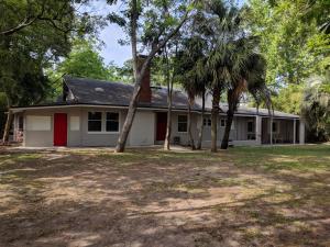 uma casa com palmeiras em frente em The Van Zant House em Jacksonville