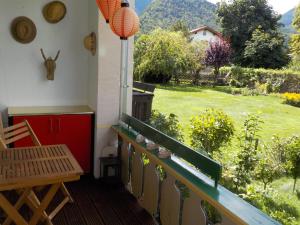 a balcony with a bench and a view of a yard at Gartenblick in Mittenwald