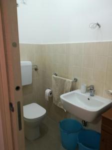łazienka z toaletą i umywalką w obiekcie Casa vacanze Scilla w mieście Scilla