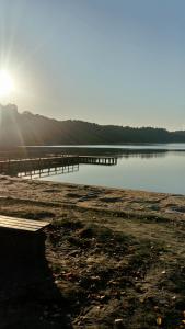 un bacino d’acqua al centro di Ferienunterkünfte Wesenberg a Wesenberg