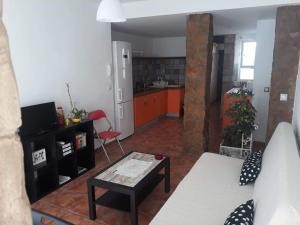 salon z kanapą i kuchnią w obiekcie Cristinas Palace w Sewilli